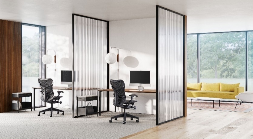 Bureaux et sièges Mirra 2 dans un espace de travail ouvert
