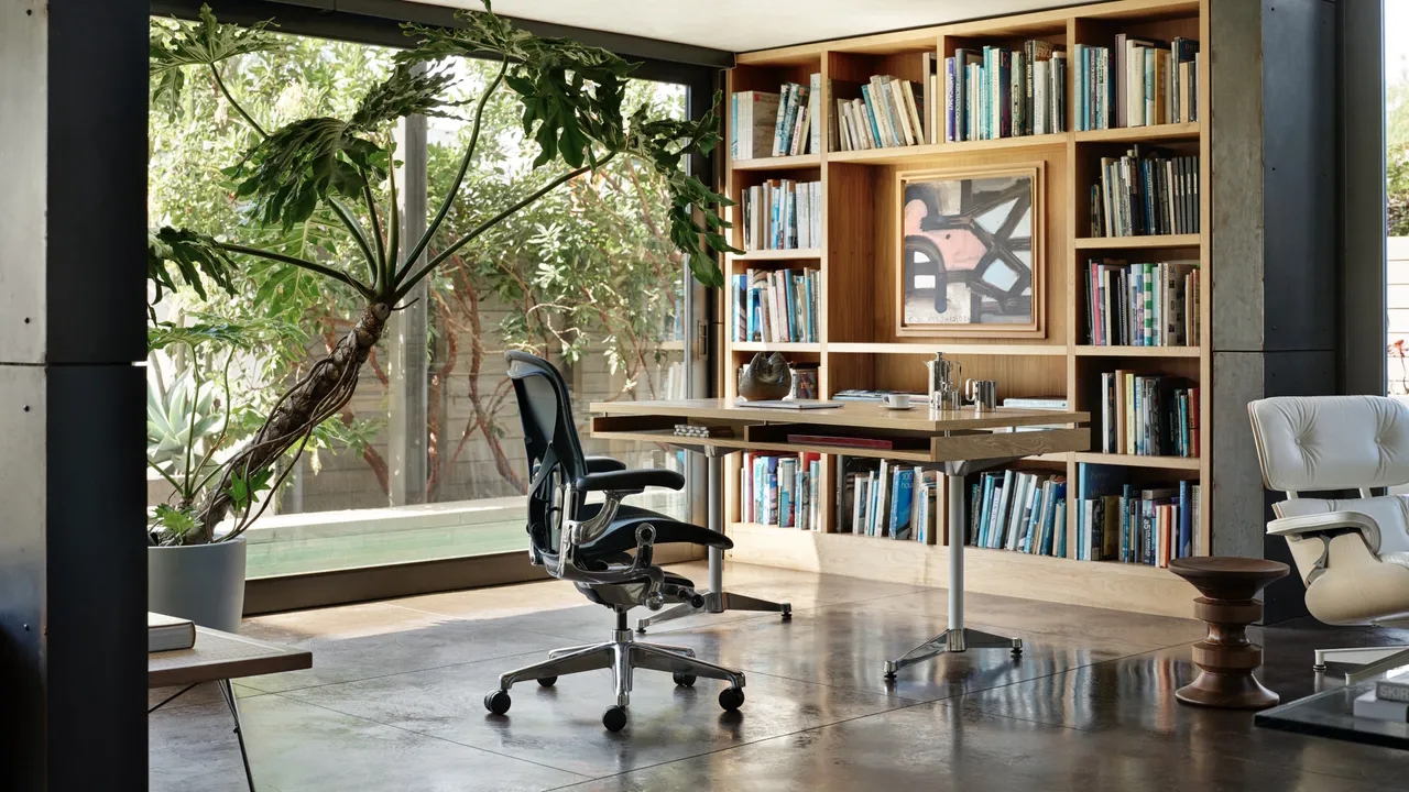 Un espace de travail lumineux avec sièges Aeron et tables de réunion